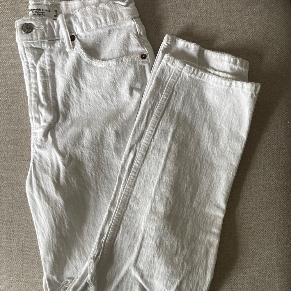 Abercrombie & Fitch 90s Straight Ultra High Rise Cream with Knee Destroy